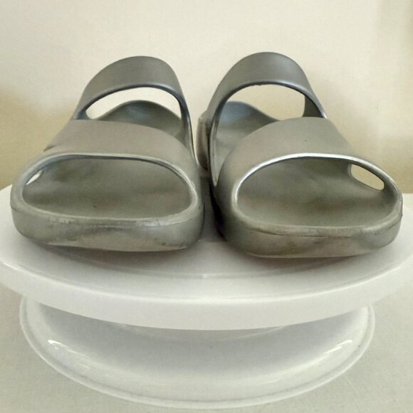 Lands End Womens Metallic Silver Slip On Slide Sandals Size 8 Lightweight Casual - Picture 7 of 11
